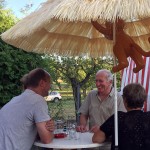 Die Gäste unterhalten sich bestens an der Cocktailbar.