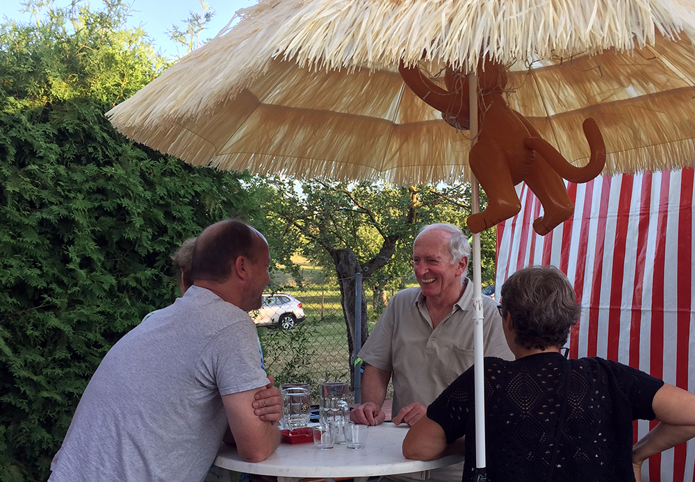 Die Gäste unterhalten sich bestens an der Cocktailbar.